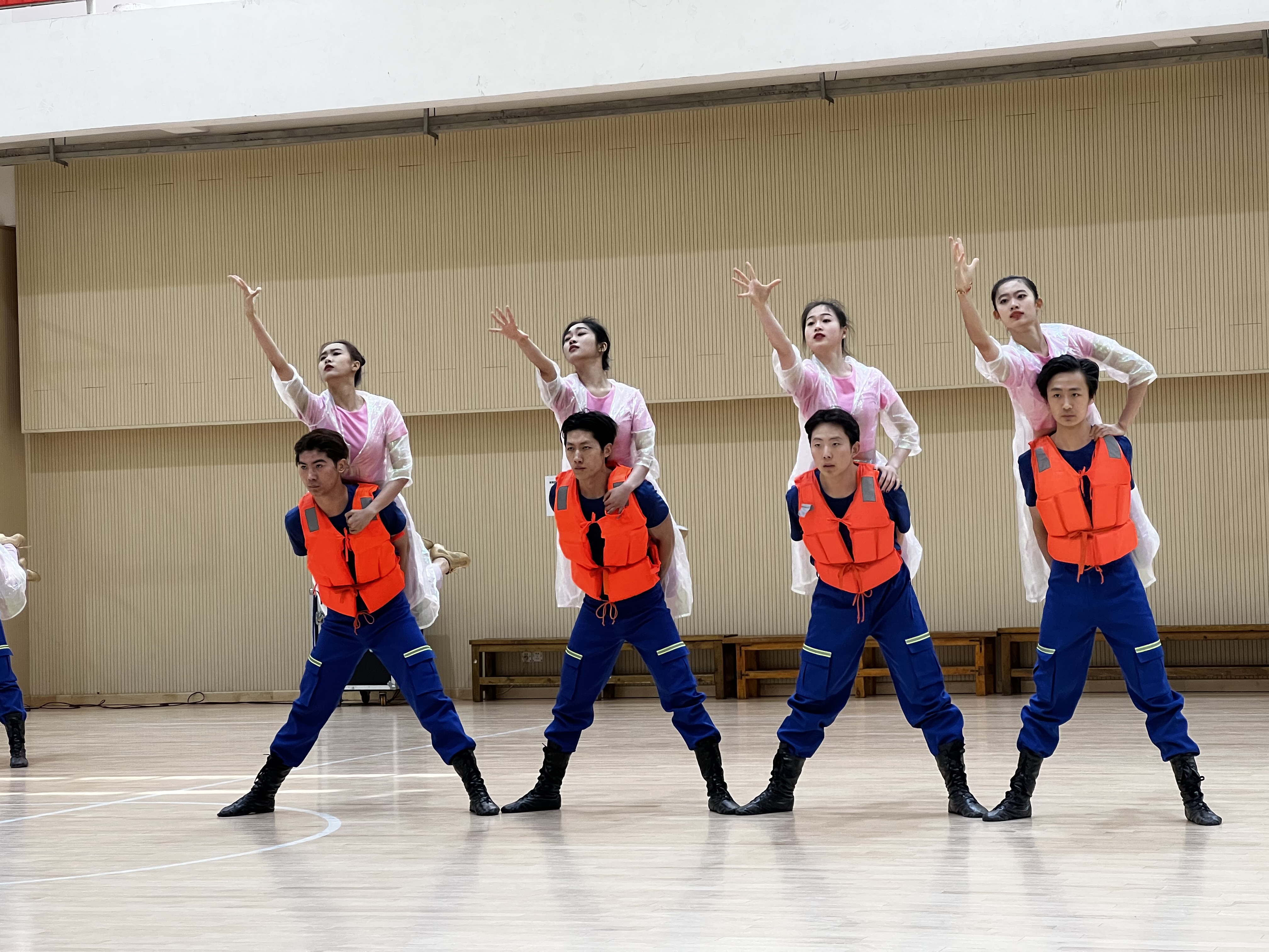 13  河南省體育運動學校成員在表演舞劇.jpg